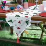 Realhomes Beyaz Zemin Üzerinde Ekoseli Çamağacı Desenli Dijital Baskılı Özel Tasarım Püsküllü Şönil Üçgen Runner Realhomes