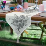 Realhomes Pastel Zemin Üzerinde Çiçek Desenli Dijital Baskılı Özel Tasarım Püsküllü Şönil Üçgen Runner Realhomes