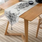 Realhomes Pastel Zemin Üzerinde Çiçek Desenli Dijital Baskılı Özel Tasarım Püsküllü Şönil Üçgen Runner Realhomes