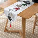 - UcgenRunner-8621-Gorsel-2 - Realhomes Realhomes Beyaz Zemin Üzerinde Ekoseli Çamağacı Desenli Dijital Baskılı Özel Tasarım Püsküllü Şönil Üçgen Runner Realhomes