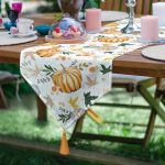 Realhomes Pastel Zemin Üzerinde Çiçek Desenli Dijital Baskılı Özel Tasarım Püsküllü Şönil Üçgen Runner Realhomes