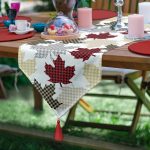 Realhomes Beyaz Zemin Üzerinde Ekoseli Yaprak Desenli Dijital Baskılı Özel Tasarım Püsküllü Şönil Üçgen Runner Realhomes