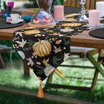 Realhomes Siyah Zemin Üzerinde Bal Kabağı Desenli Dijital Baskılı Özel Tasarım Püsküllü Şönil Üçgen Runner Realhomes