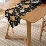 Realhomes Siyah Zemin Üzerinde Bal Kabağı Desenli Dijital Baskılı Özel Tasarım Püsküllü Şönil Üçgen Runner Realhomes