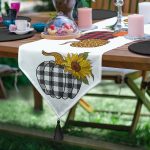 - UcgenRunner-8633-Gorsel - Realhomes Realhomes Beyaz Zemin Üzerinde Ekoseli Balkabakları Dijital Baskılı Özel Tasarım Püsküllü Şönil Üçgen Runner Realhomes