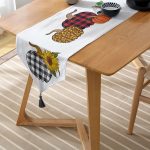 - UcgenRunner-8633-Gorsel-2 - Realhomes Realhomes Beyaz Zemin Üzerinde Ekoseli Balkabakları Dijital Baskılı Özel Tasarım Püsküllü Şönil Üçgen Runner Realhomes