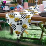 - UcgenRunner-8640-Gorsel - Realhomes Realhomes Beyaz Zemin Üzerinde Ekose Desenli Balkabak Motifli Dijital Baskılı Özel Tasarım Püsküllü Şönil Üçgen Runner Realhomes