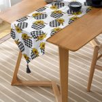 - UcgenRunner-8640-Gorsel-2 - Realhomes Realhomes Beyaz Zemin Üzerinde Ekose Desenli Balkabak Motifli Dijital Baskılı Özel Tasarım Püsküllü Şönil Üçgen Runner Realhomes