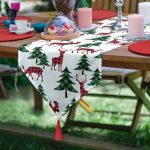 - UcgenRunner-8646-Gorsel - Realhomes Realhomes Beyaz Zemin Üzerinde Çam Ağaçli Ekoseli Geyik Motifli Dijital Baskılı Özel Tasarım Püsküllü Şönil Üçgen Runner Realhomes