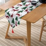 - UcgenRunner-8646-Gorsel-2 - Realhomes Realhomes Beyaz Zemin Üzerinde Çam Ağaçli Ekoseli Geyik Motifli Dijital Baskılı Özel Tasarım Püsküllü Şönil Üçgen Runner Realhomes