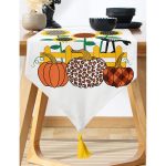 - UcgenRunner-8649-Gorsel-1 - Realhomes  Realhomes Beyaz Zemin Üzerinde Ayçiçek Desenli Ekoseli Balkabağı Dijital Baskılı Özel Tasarım Püsküllü Şönil Üçgen Runner Realhomes