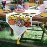 - UcgenRunner-8649-Gorsel - Realhomes  Realhomes Beyaz Zemin Üzerinde Ayçiçek Desenli Ekoseli Balkabağı Dijital Baskılı Özel Tasarım Püsküllü Şönil Üçgen Runner Realhomes