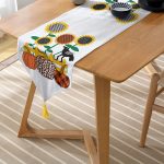 - UcgenRunner-8649-Gorsel-2 - Realhomes  Realhomes Beyaz Zemin Üzerinde Ayçiçek Desenli Ekoseli Balkabağı Dijital Baskılı Özel Tasarım Püsküllü Şönil Üçgen Runner Realhomes