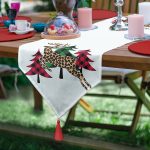 - UcgenRunner-8661-Gorsel - Realhomes  Realhomes Beyaz Zemin Üzerinde Ekoseli Çamağacı Desenli Dijital Baskılı Özel Tasarım Püsküllü Şönil Üçgen Runner Realhomes