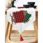 Realhomes Beyaz Zemin Üzerinde Ekoseli Kumaş Desenli Dijital Baskılı Özel Tasarım Püsküllü Şönil Üçgen Runner Realhomes