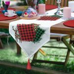 Realhomes Beyaz Zemin Üzerinde Ekoseli Kumaş Desenli Dijital Baskılı Özel Tasarım Püsküllü Şönil Üçgen Runner Realhomes