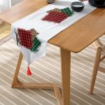 Realhomes Beyaz Zemin Üzerinde Ekoseli Kumaş Desenli Dijital Baskılı Özel Tasarım Püsküllü Şönil Üçgen Runner Realhomes