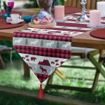 Realhomes Beyaz Zemin Üzerinde Ekose Desenli Geyik Desenli Dijital Baskılı Özel Tasarım Püsküllü Şönil Üçgen Runner Realhomes