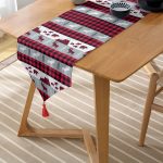 Realhomes Beyaz Zemin Üzerinde Ekose Desenli Geyik Desenli Dijital Baskılı Özel Tasarım Püsküllü Şönil Üçgen Runner Realhomes