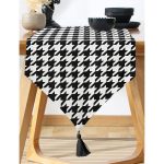 Realhomes Beyaz Zemin Üzerinde Siyah Ekose Desenli Dijital Baskılı Özel Tasarım Püsküllü Şönil Üçgen Runner Realhomes