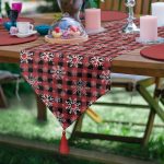 - UcgenRunner-8732-Gorsel - Realhomes Realhomes Kırmızı Ekose Desenli Kartanesi Motifli Dijital Baskılı Özel Tasarım Püsküllü Şönil Üçgen Runner Realhomes