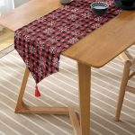 - UcgenRunner-8732-Gorsel-2 - Realhomes Realhomes Kırmızı Ekose Desenli Kartanesi Motifli Dijital Baskılı Özel Tasarım Püsküllü Şönil Üçgen Runner Realhomes