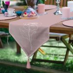 - UcgenRunner-8818-Gorsel - Realhomes Realhomes Pastel Zemin Üzerinde Beyaz Çiçek Desenli Dijital Baskılı Özel Tasarım Püsküllü Şönil Üçgen Runner Realhomes