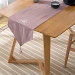 - UcgenRunner-8818-Gorsel-2 - Realhomes Realhomes Pastel Zemin Üzerinde Beyaz Çiçek Desenli Dijital Baskılı Özel Tasarım Püsküllü Şönil Üçgen Runner Realhomes