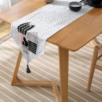 Realhomes Beyaz Zemin Üzerinde Siyah Puantiyeli Kaktüs Desenli Dijital Baskılı Özel Tasarım Püsküllü Şönil Üçgen Runner Realhomes