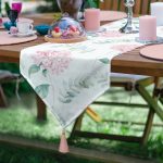 - UcgenRunner-8928-Gorsel - Realhomes  Realhomes Beyaz Zeminli Yeşil Yapraklı Ortanca Çiçek Dijital Baskılı Özel Tasarım Püsküllü Şönil Üçgen Runner Realhomes