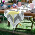 - UcgenRunner-grizigfla-Gorsel - Realhomes Flamingo Desenli Dekoratif Püsküllü Şönil Üçgen Runner Realhomes