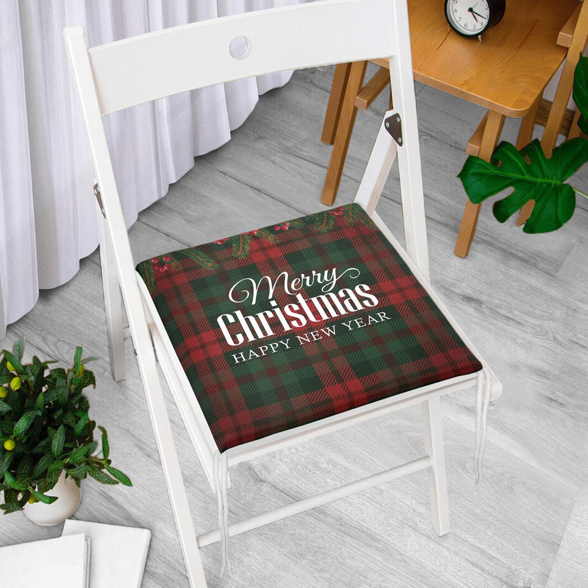 Ekose Zeminde Merry Christmas Baskılı Dekoratif Fermuarlı Sandalye Minderi Realhomes