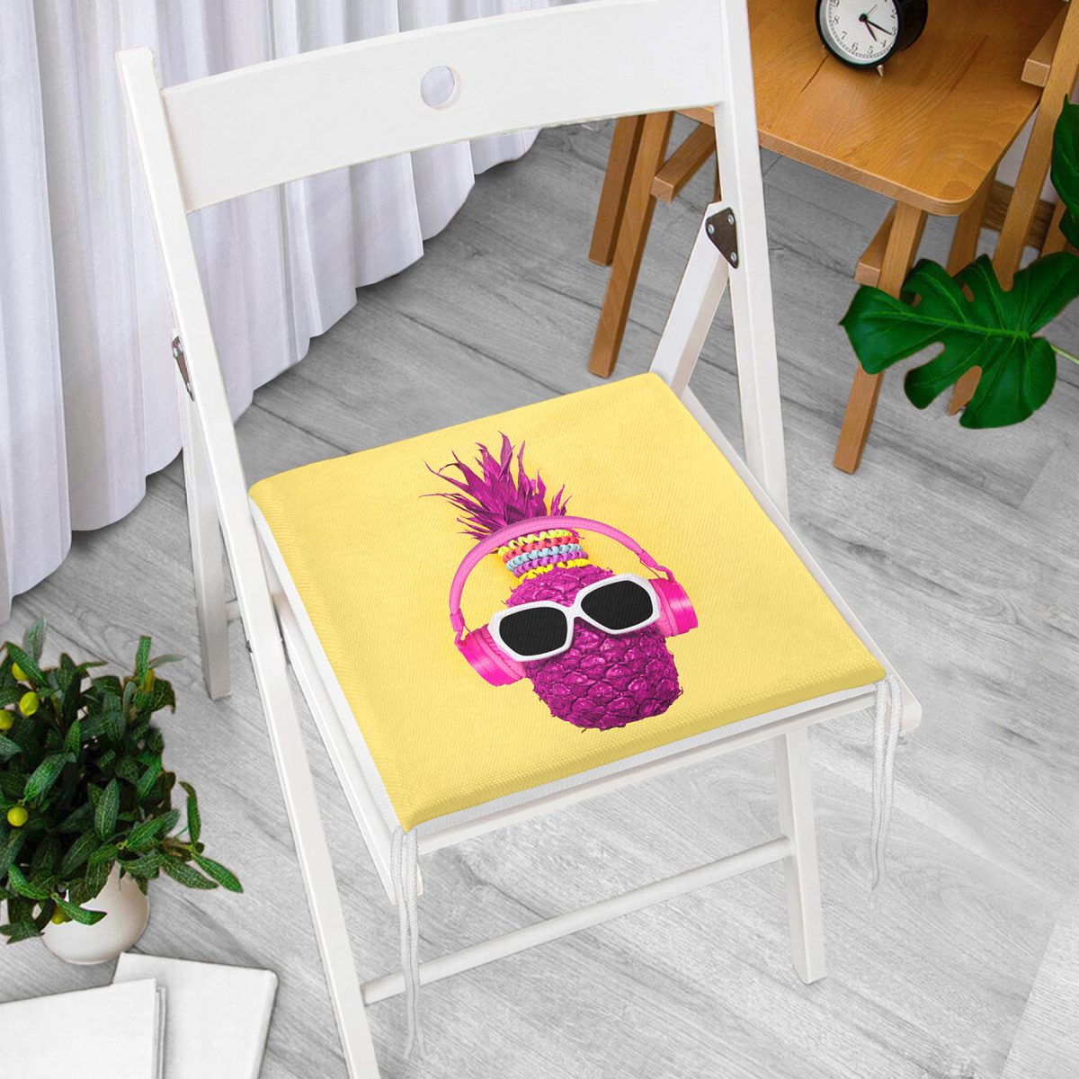 Sarı Zeminde Pembe Ananas Modern Tasarımlı Fermuarlı Sandalye Minderi Realhomes