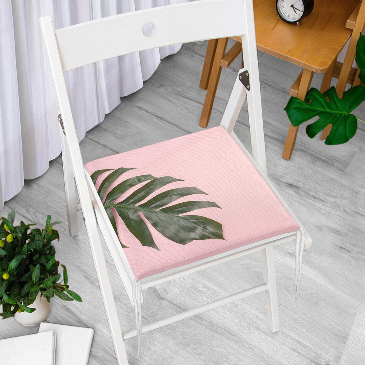 Pembe Zeminde Yaprak Modern Tasarımlı Dekoratif Fermuarlı Sandalye Minderi Realhomes