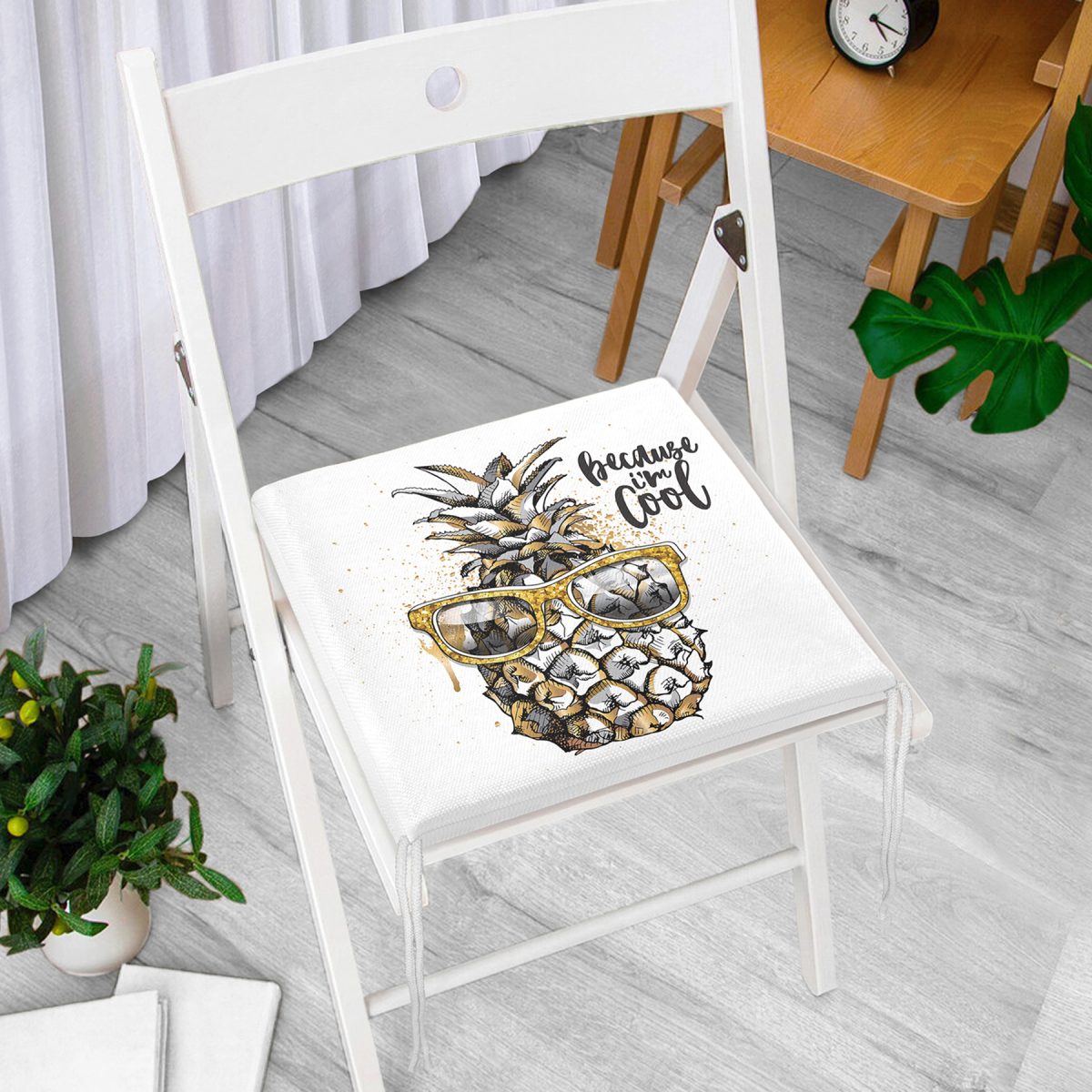 Beyaz Zeminde 3D Ananas Özel Tasarımlı Fermuarlı Sandalye Minderi Realhomes