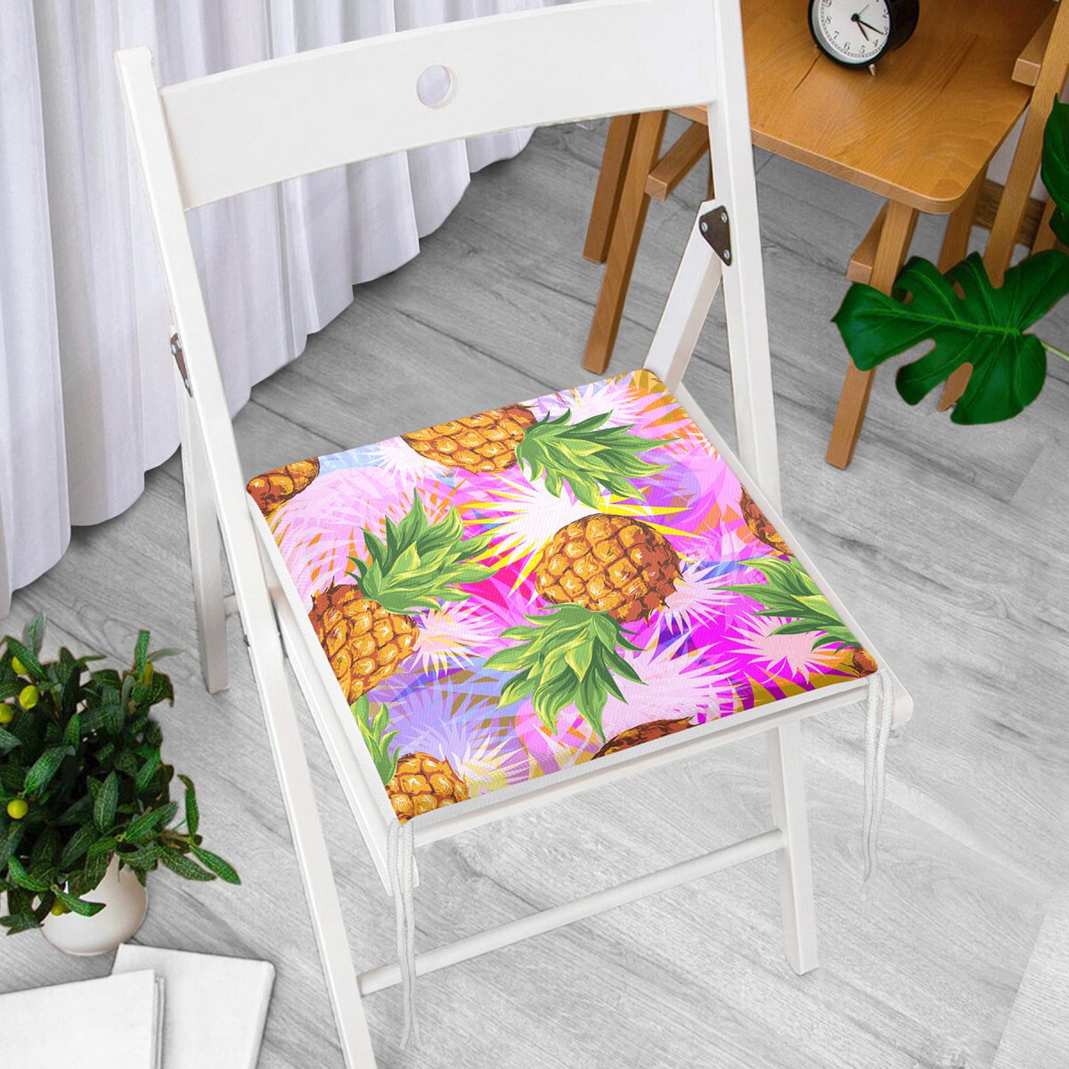 Pembe Zeminde Ananaslar Özel Tasarımlı Modern Fermuarlı Sandalye Minderi Realhomes