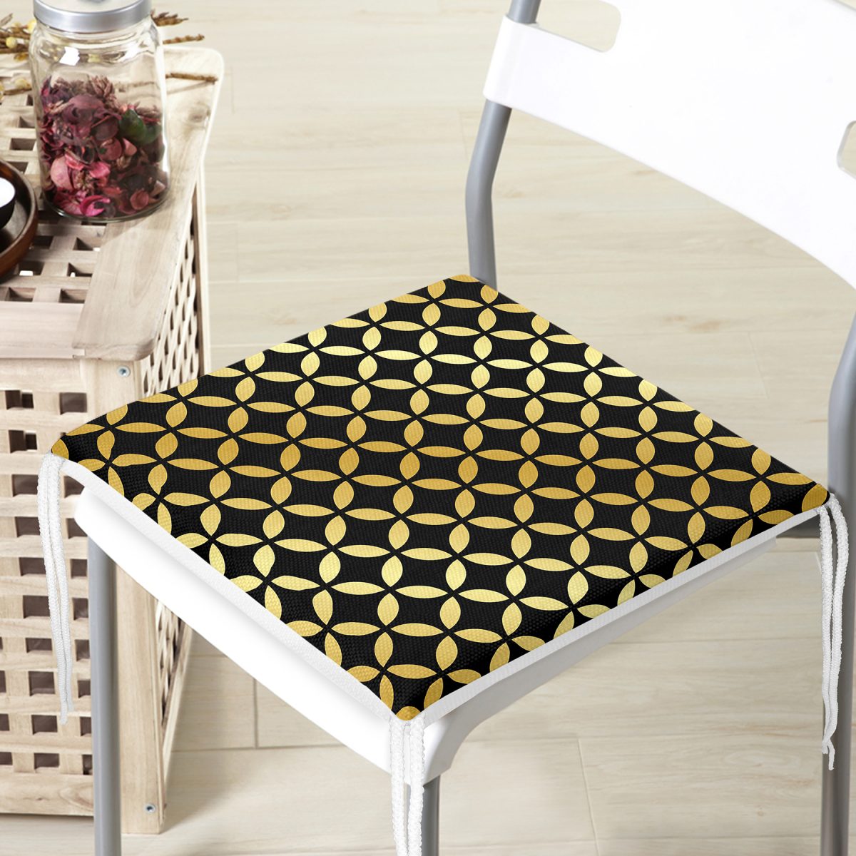 Siyah Zeminde Gold Geometrik Desenli Dekoratif Fermuarlı Sandalye Minderi Realhomes