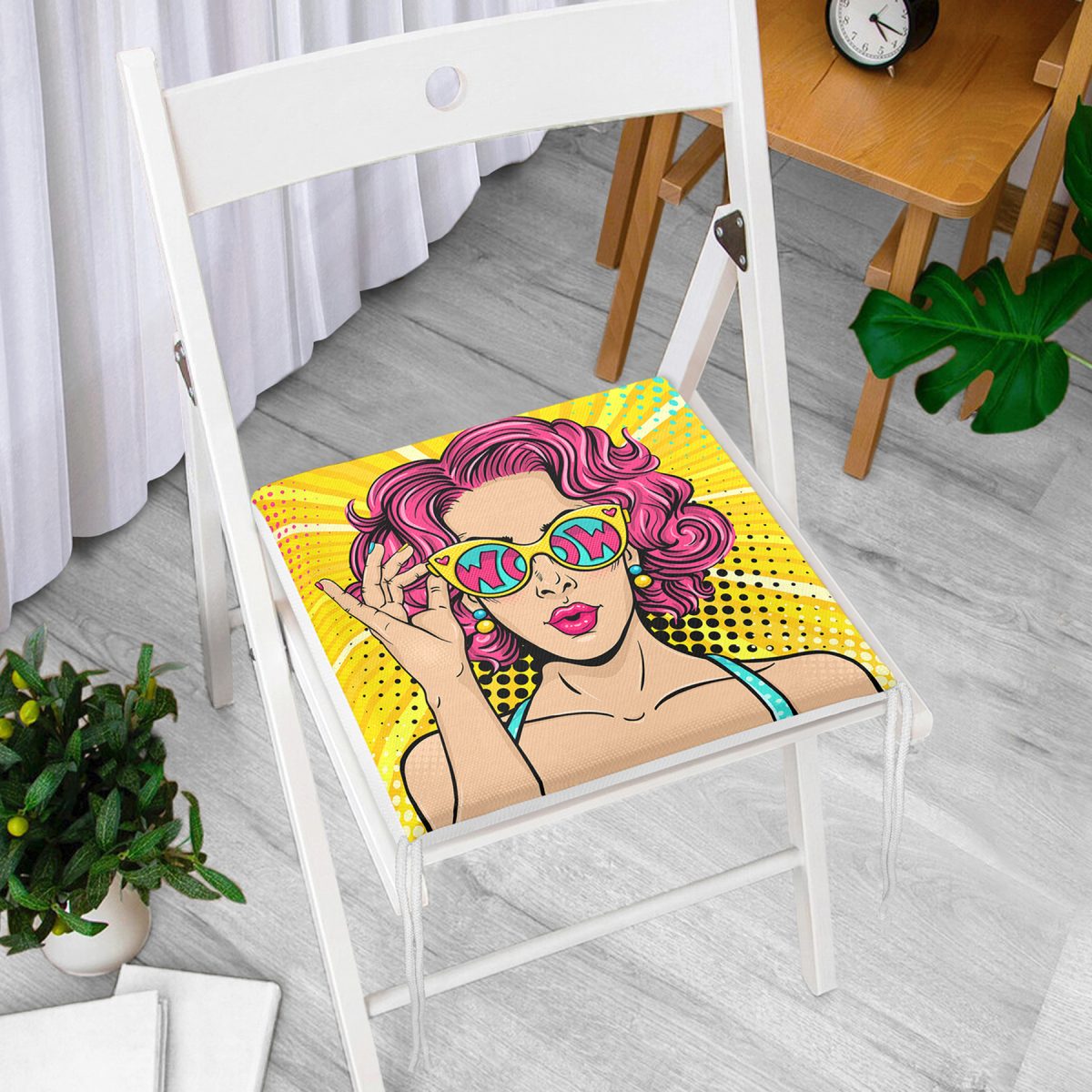 Sarı Zeminli Pop Art Girl Desenli Dekoratif Fermuarlı Sandalye Minderi Realhomes