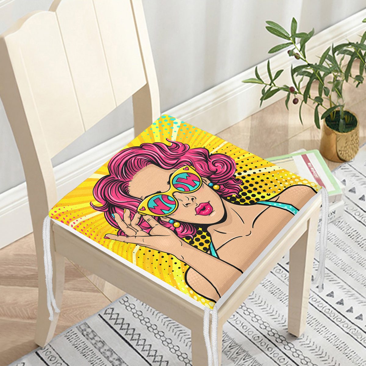 Sarı Zeminli Pop Art Girl Desenli Dekoratif Fermuarlı Sandalye Minderi Realhomes