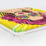 - httpsrealarge.comserdarMinderFermuarli-KareFrm-3285-Gorsel12-Gorsel-5 - Realhomes Sarı Zeminli Pop Art Girl Desenli Dekoratif Fermuarlı Sandalye Minderi Realhomes