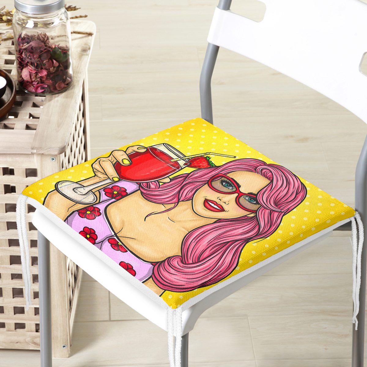 Sarı Zeminli Popart Girl Desenli Dekoratif Fermuarlı Sandalye Minderi Realhomes