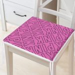 - httpsrealarge.comserdarMinderFermuarli-KareFrm-3381-Gorsel12-Gorsel - Realhomes Pembe Zeminli Pink Yazılı Dekoratif Fermuarlı Sandalye Minderi Realhomes