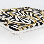 - httpsrealarge.comserdarMinderFermuarli-KareFrm-3778-Gorsel12-Gorsel-5 - Realhomes  Realhomes Zebra Zeminde Zincir Desen Özel Tasarım Dijital Baskılı Modern Fermuarlı Sandalye Minderi Realhomes