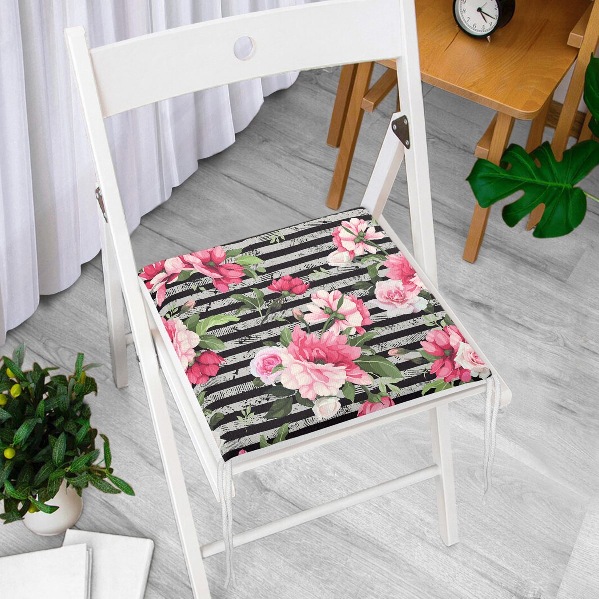 Realhomes Çizgili Zeminde Rengarenk Çiçekler Dijital Baskılı Modern Fermuarlı Sandalye Minderi Realhomes