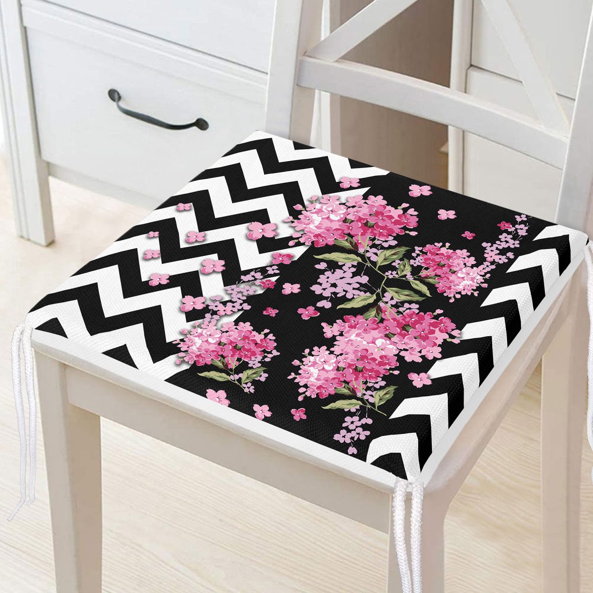 Siyah Zigzag Zeminde İlkbahar Çiçekleri Temalı Fermuarlı Sandalye Minderi Realhomes