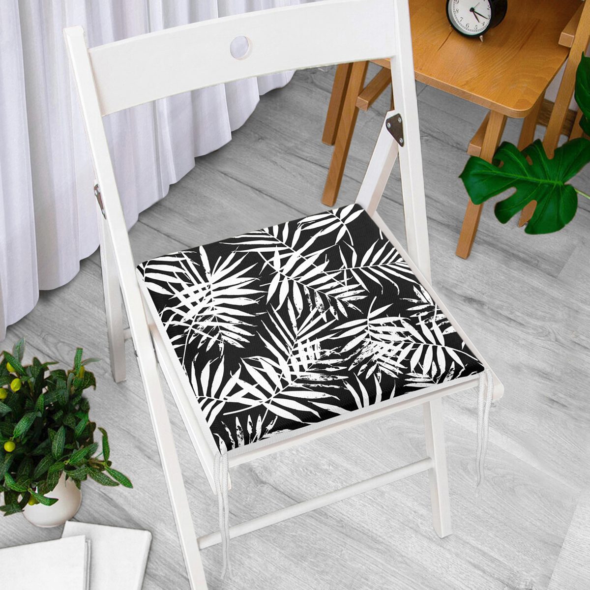 Siyah Zeminde Beyaz Yaprak Tasarımlı Dijital Baskılı Fermuarlı Sandalye Minderi Realhomes