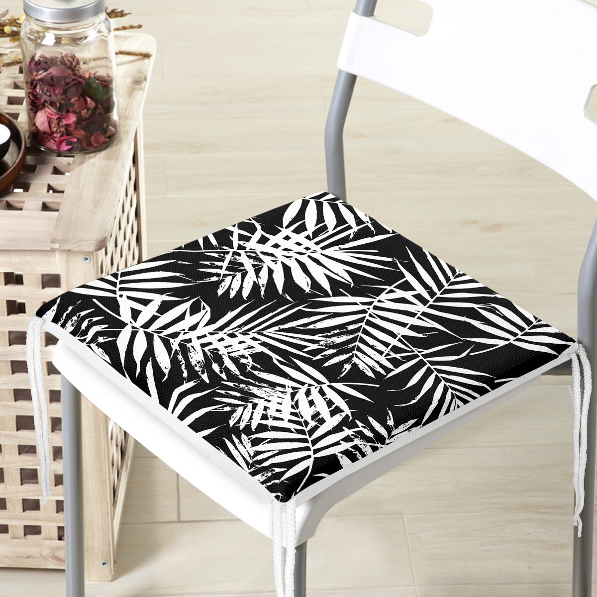 Siyah Zeminde Beyaz Yaprak Tasarımlı Dijital Baskılı Fermuarlı Sandalye Minderi Realhomes