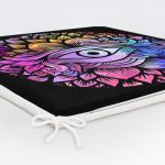 - httpsrealarge.comserdarMinderFermuarli-KareFrm-5009siyah-Gorsel12-Gorsel-5 - Realhomes  RealHomes Siyah Zeminde Renkli Üçüncü Göz Motifli Fermuarlı Sandalye Minderi Realhomes