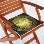 - httpsrealarge.comserdarMinderFermuarli-KareFrm-5034-Gorsel12-Gorsel-1 - Realhomes RealHomes Özel Tasarım Siyah Zeminde Gold Medusa Dekoratif Fermuarlı Sandalye Minderi Realhomes