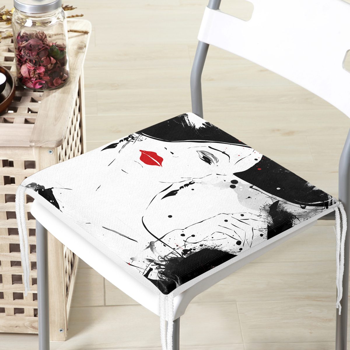 Kırmızı Rujlu Siyah Beyaz Fashion Girl Motifli Fermuarlı Sandalye Minderi Realhomes